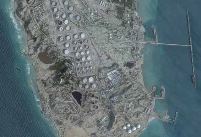 2026年2月25日拍摄的伊朗哈尔克岛石油终端卫星图像。2026 Planet Labs PBC/Handout via REUTERS