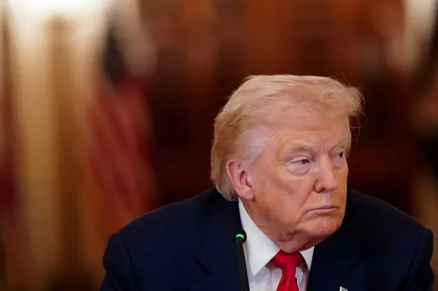 FOTO DE ARCHIVO: El presidente de los Estados Unidos, Donald Trump, observa durante una mesa redonda sobre deportes universitarios en la Casa Blanca en Washington, D.C., el 6 de marzo de 2026. REUTERS/Nathan Howard/Foto de archivo