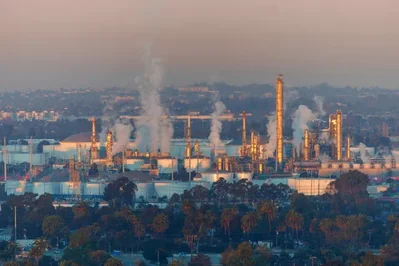 California enfrenta precios récord de gasolina por Irán