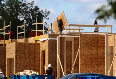 カナダ住宅抵当貸付公社が発表した2月の住宅着工件数は年率換算で25万900戸に微増し新築住宅建設の堅調な推移が続く
