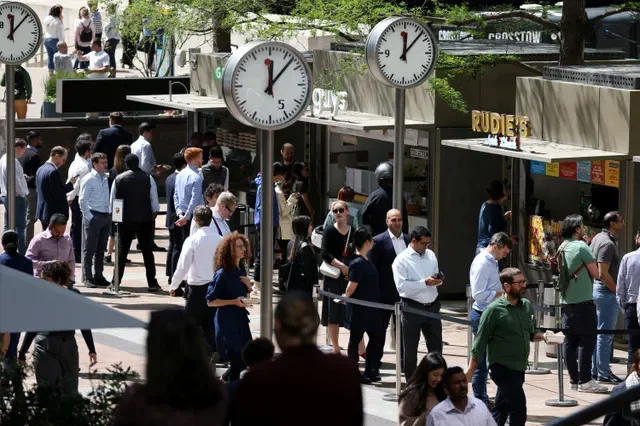 Pessoas fazem fila para comprar comida no distrito financeiro de Canary Wharf em Londres, Grã-Bretanha, 18 de maio de 2022. REUTERS/Kevin Coombs