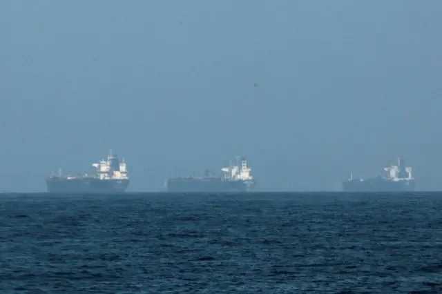 Petroleros frente a la costa de Fujairah, mientras Irán promete cerrar el Estrecho de Ormuz en medio del conflicto con EE. UU. e Israel, en Fujairah, Emiratos Árabes Unidos, 3 de marzo de 2026. REUTERS/Amr Alfiky
