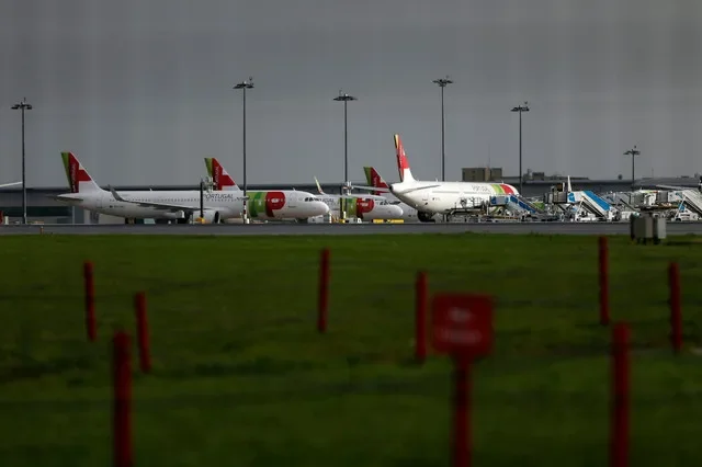 Máy bay của TAP Air Portugal tại sân bay Lisbon, Bồ Đào Nha, ngày 11 tháng 12 năm 2020. REUTERS/Pedro Nunes