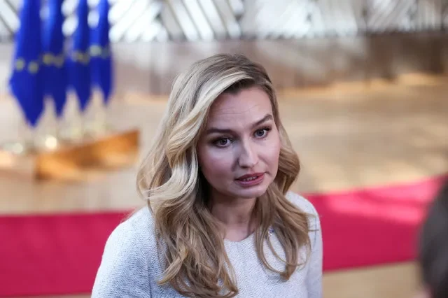 Ebba Busch รัฐมนตรีว่าการกระทรวงพลังงาน ธุรกิจ และอุตสาหกรรมของสวีเดน ให้สัมภาษณ์กับสื่อมวลชนขณะเดินทางมาร่วมประชุมด้านพลังงานของสหภาพยุโรป ณ กรุงบรัสเซลส์ ประเทศเบลเยียม เมื่อวันที่ 16 มีนาคม 2026 ภาพโดย REUTERS/Omar Havana