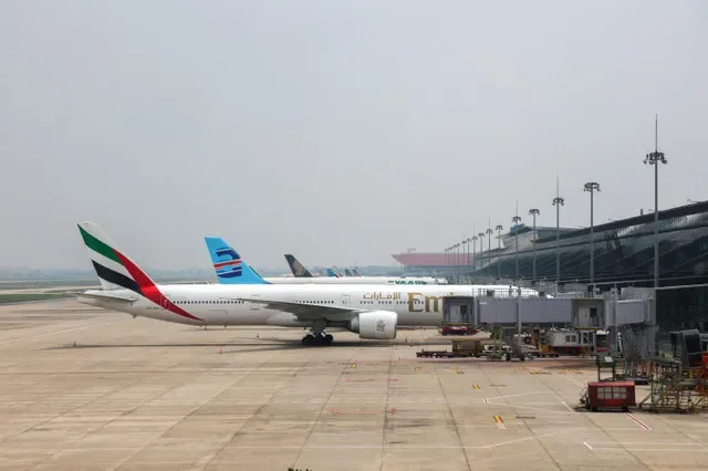 米国・イスラエルとイランの紛争に伴う地域空域の閉鎖の中、ハノイのノイバイ国際空港に駐機する航空機。2026年3月2日撮影。REUTERS/Thinh Nguyen