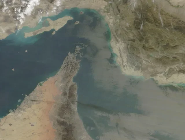 Imagem de satélite mostra fumaça subindo do porto de Fujairah, nos Emirados Árabes Unidos, em meio ao conflito entre EUA-Israel e o Irã, em 16 de março de 2026. Nasa Worldview/Handout via REUTERS