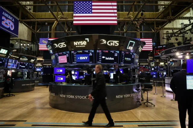 เทรดเดอร์ปฏิบัติงานในตลาดหลักทรัพย์นิวยอร์ก (NYSE) นครนิวยอร์ก สหรัฐอเมริกา เมื่อวันที่ 9 มีนาคม 2026 ภาพโดย REUTERS/Brendan McDermid