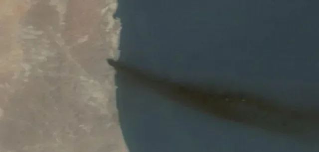 Imagem de satélite exibe fumaça no porto de Fujairah, nos Emirados Árabes Unidos, durante o conflito envolvendo o Irã, em 15 de março de 2026. Nasa Worldview/Handout via REUTERS