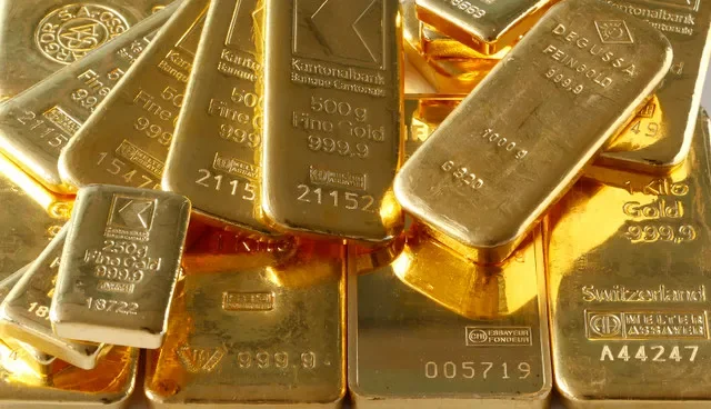 Barras de ouro no cofre de um banco em Zurique são vistas nesta imagem de ilustração de 20 de novembro de 2014. A proposta \"Save our Swiss gold\", liderada pelo Partido Popular Suíço (SVP), visava proibir o banco central de vender suas reservas e obrigá-lo a manter pelo menos 20% de seus ativos em ouro. Foto: Reuters