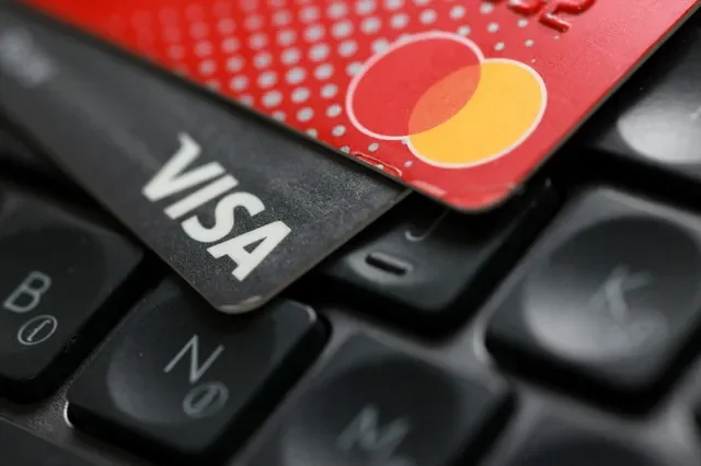 Cartões Visa e Mastercard são colocados sobre um teclado nesta ilustração de 24 de setembro de 2025. REUTERS/Dado Ruvic/Ilustração