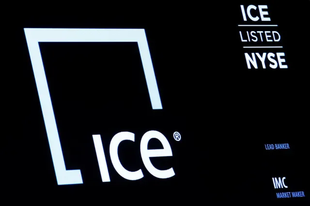 Màn hình hiển thị logo và mã chứng khoán của Intercontinental Exchange, Inc. trên sàn giao dịch chứng khoán New York (NYSE) tại thành phố New York, Hoa Kỳ, ngày 3 tháng 11 năm 2016. REUTERS/Brendan McDermid