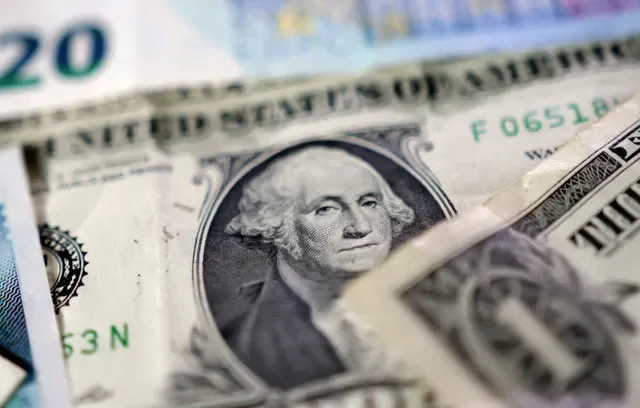 FOTO DE ARQUIVO: Notas de dólar americano são vistas nesta ilustração de 4 de maio de 2025. REUTERS/Dado Ruvic/Ilustração/Foto de Arquivo