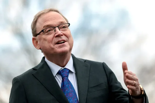 Kevin Hassett ผู้อำนวยการสภาเศรษฐกิจแห่งชาติ พูดคุยกับผู้สื่อข่าวหน้าทำเนียบขาวในกรุงวอชิงตัน ดี.ซี. สหรัฐอเมริกา เมื่อวันที่ 25 กุมภาพันธ์ 2026 ภาพโดย REUTERS/Evelyn Hockstein