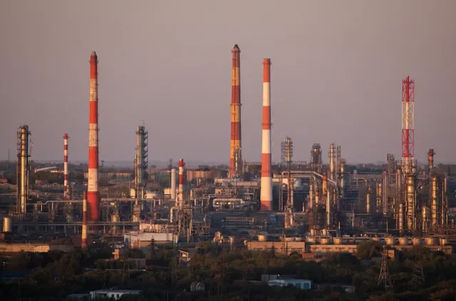 ภาพมุมกว้างของโรงกลั่นน้ำมัน Orsknefteorgsintez ในเมือง Orsk ภูมิภาค Orenburg ประเทศรัสเซีย เมื่อวันที่ 28 สิงหาคม 2025 โดย REUTERS/Stringer