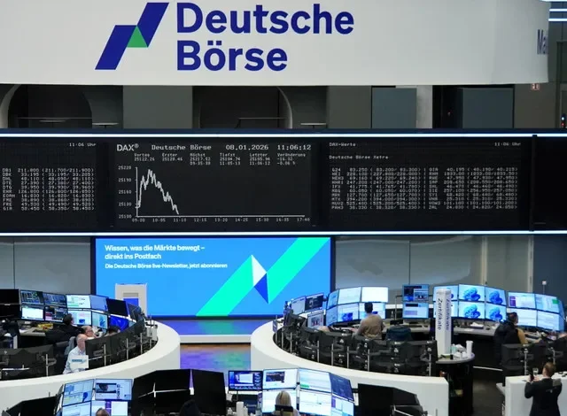 กราฟดัชนีราคาหุ้น DAX ของเยอรมนีที่ตลาดหลักทรัพย์ในแฟรงก์เฟิร์ต ประเทศเยอรมนี เมื่อวันที่ 8 มกราคม 2026 REUTERS/staff
