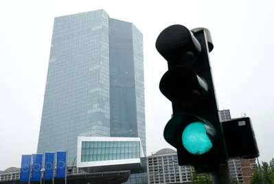 ECB warns of underpriced risks and maintains bank rules