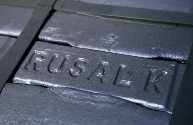 ป้ายของ Rusal บนแท่งโลหะที่ผลิตขึ้นที่โรงหล่ออะลูมิเนียม Krasnoyarsk (KrAZ) ของบริษัทในเมืองคราสโนยาสค์ ประเทศรัสเซีย เมื่อวันที่ 17 กรกฎาคม 2024 ภาพโดย REUTERS/Alexander Manzyuk