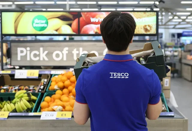 一名乐购员工在英国切森特的一家 Tesco Extra 超市补充新鲜农产品库存,2025年3月25日。路透社/Toby Melville
