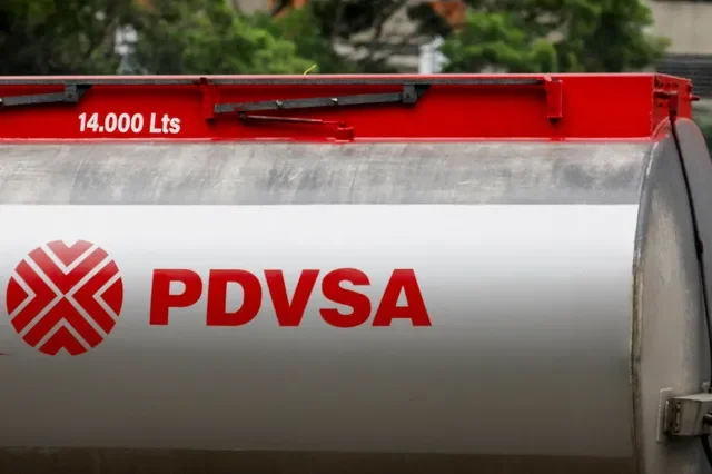 Ảnh tư liệu: Logo của công ty dầu khí quốc gia Venezuela PDVSA được nhìn thấy trên một xe bồn chở nhiên liệu tại Caracas, Venezuela ngày 14 tháng 5 năm 2025. REUTERS/Leonardo Fernandez Viloria/Ảnh tư liệu