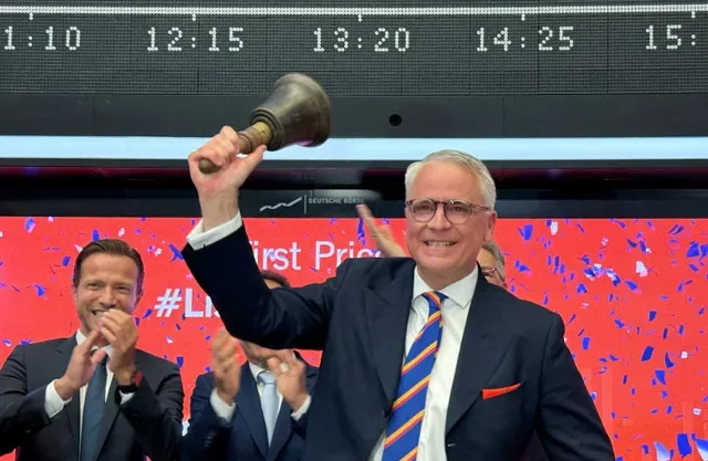 FOTO DE ARCHIVO: Philipp von Hirschheydt, CEO de Aumovio SE, toca la campana en la Bolsa de Fráncfort mientras el proveedor automotriz, escindido de Continental, se integra en el índice de referencia de Alemania para una jornada de negociación en Fráncfort, Alemania, el 18 de septiembre de 2025. REUTERS/Tilman Blasshofer/Archivo