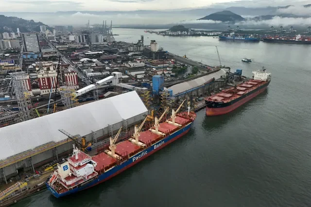 无人机拍摄的巴西圣保罗州桑托斯港中粮国际 STS11 码头建设现场,该码头用于大豆的储存和出口,摄于2025年1月31日。路透社/Roosevelt Cassio/File Photo