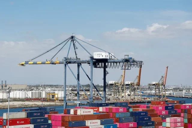 ตู้คอนเทนเนอร์ขนส่งสินค้าวางเรียงรายอยู่ที่ท่าเรือในลอสแอนเจลิส ลองบีช รัฐแคลิฟอร์เนีย สหรัฐอเมริกา เมื่อวันที่ 10 มีนาคม 2026 REUTERS/Caroline Brehman