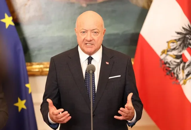 المستشار النمساوي كريستيان ستوكر يحضر مؤتمراً صحفياً في فيينا، النمسا، 4 مارس 2026. تصوير: رويترز/ليونهارد فوغر