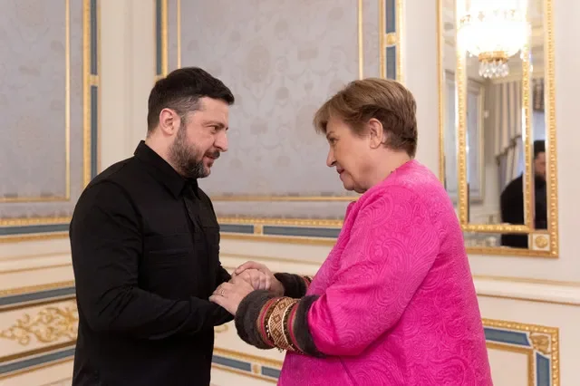 El presidente de Ucrania, Volodymyr Zelenskiy, recibe a la directora gerente del Fondo Monetario Internacional (FMI), Kristalina Georgieva, en Kiev. Servicio de Prensa Presidencial de Ucrania/Handout vía REUTERS