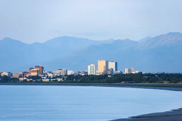 FOTO DE ARQUIVO: O centro de Anchorage está localizado em uma planície costeira entre Cook Inlet e as montanhas Chugach, no Alasca, em 24 de junho de 2015. REUTERS/Mark Meyer/Foto de Arquivo