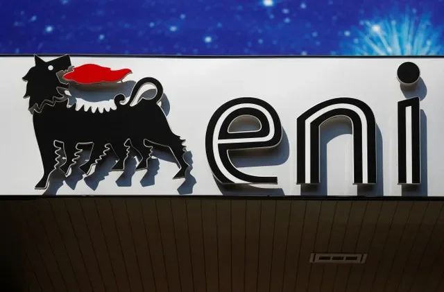 โลโก้ของบริษัทเอนี (Eni) บริษัทพลังงานสัญชาติอิตาลีที่สถานีบริการน้ำมันในกรุงโรม ประเทศอิตาลี เมื่อวันที่ 16 สิงหาคม 2018 ภาพโดย REUTERS/Max Rossi/File Photo