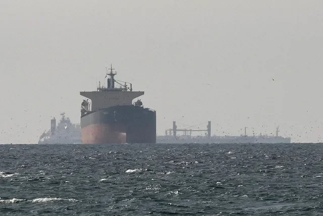 2026年3月11日、アラブ首長国連邦のラス・アル・ハイマ北部から見た、ホルムズ海峡付近の湾内を航行するタンカーの様子。REUTERS/Stringer/File Photo
