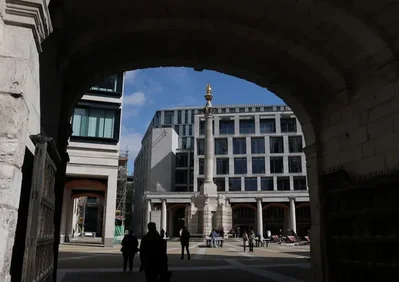 FTSE 100 tăng điểm khi giá dầu giảm và thị trường chờ đợi Fed