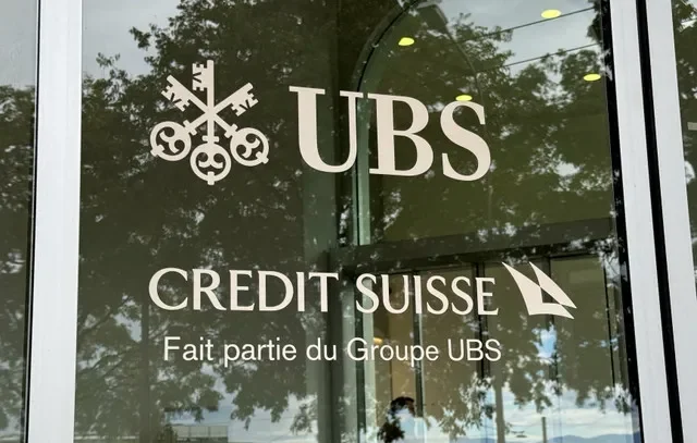 Um logotipo do UBS é exibido em uma agência do antigo banco suíço Credit Suisse em Lausanne, Suíça, 4 de outubro de 2025. REUTERS/Denis Balibouse