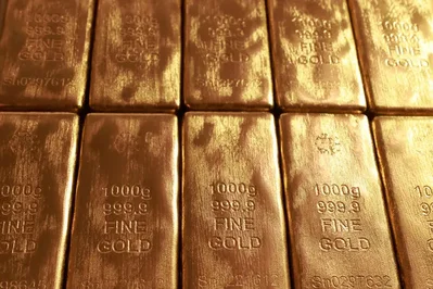 Gold rises from one month low as dollar momentum pauses