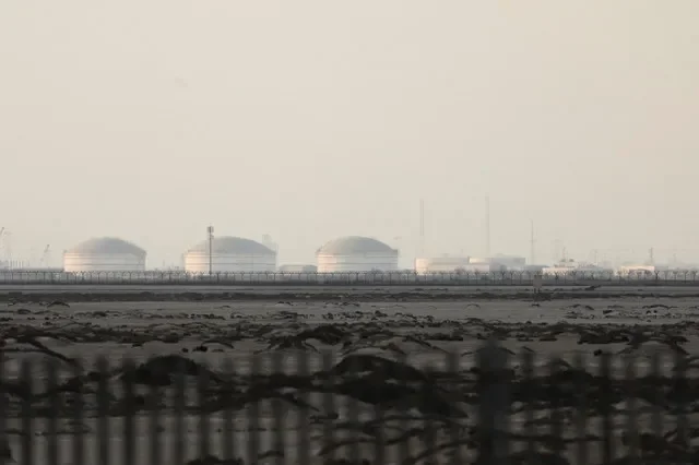 2026年3月2日、米国・イスラエルとイランの紛争が続く中、カタールのラス・ラファン工業都市にあるカタールエナジーの液化天然ガス(LNG)生産施設。REUTERS/Stringer