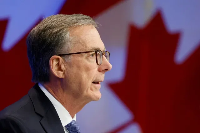 FOTO DE ARQUIVO: O governador do Banco do Canadá, Tiff Macklem, participa de uma coletiva de imprensa em Ottawa, Ontário, Canadá, 17 de setembro de 2025. REUTERS/Blair Gable/Foto de Arquivo/Foto de Arquivo
