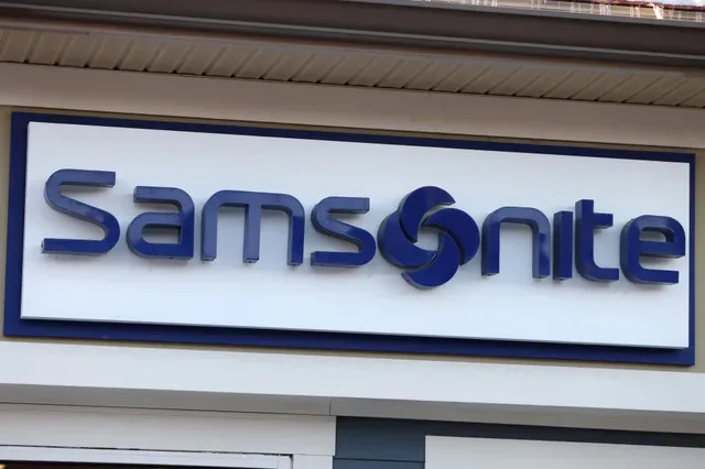 FOTO DE ARQUIVO: O logotipo da Samsonite é visto em sua loja no Woodbury Common Premium Outlets em Central Valley, Nova York, Estados Unidos, 15 de fevereiro de 2022. REUTERS/Andrew Kelly/File Photo