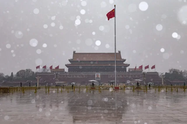 Una bandera nacional china ondea cerca de la Puerta de Tiananmen en Pekín, China, el 4 de marzo de 2026. REUTERS/Tingshu Wang