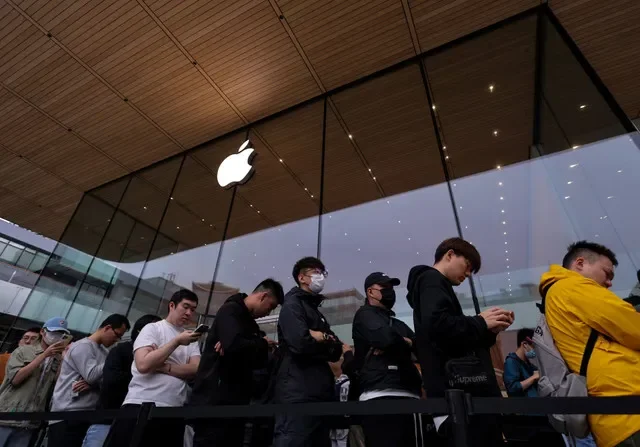Pessoas fazem fila do lado de fora da loja da Apple na área de Sanlitun, em Pequim, no início das vendas da nova série iPhone 17 em 19 de setembro de 2025. REUTERS/Maxim Shemetov