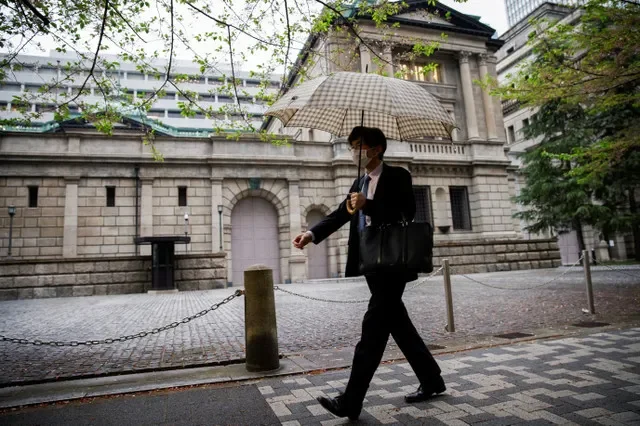 Um funcionário de escritório caminha em frente ao edifício do Banco do Japão em Tóquio, Japão, em 7 de abril de 2023. REUTERS/Androniki Christodoulou