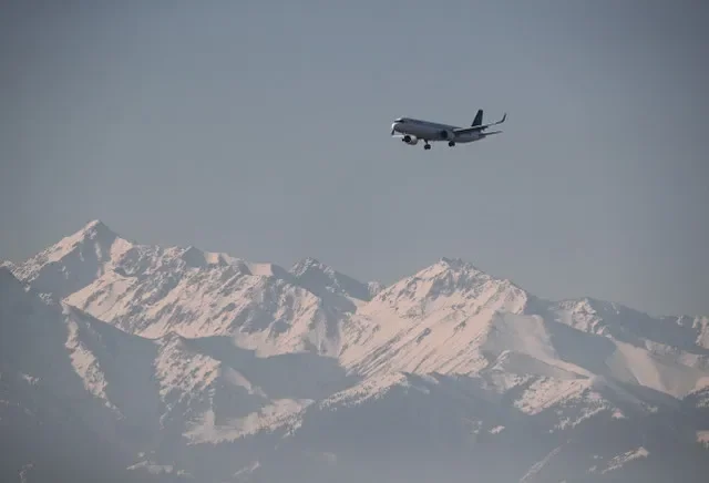 Uma aeronave da Air Astana sobrevoa o Aeroporto Internacional de Almaty, em Almaty, no Cazaquistão, em 29 de março de 2023. REUTERS/Pavel Mikheyev