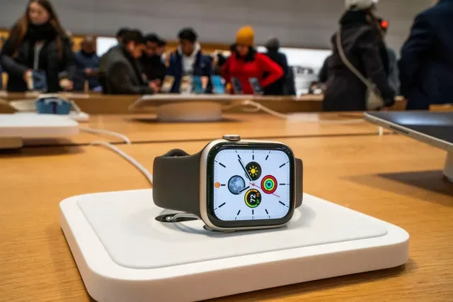 ẢNH HỒ SƠ: Một chiếc đồng hồ thông minh Apple được trưng bày khi khách hàng ghé thăm cửa hàng Apple tại New York, Hoa Kỳ, ngày 26 tháng 12 năm 2023. REUTERS/Eduardo Munoz/Ảnh hồ sơ