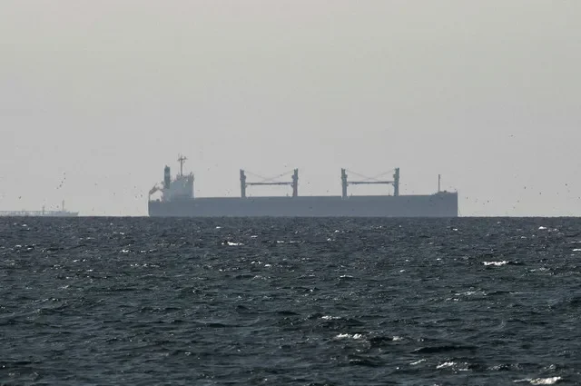 FOTO DE ARQUIVO: Um navio-tanque navega no Golfo, perto do Estreito de Ormuz, visto do norte de Ras al-Khaimah, perto da fronteira com Omã, em meio ao conflito entre EUA-Israel e o Irã, nos Emirados Árabes Unidos, 11 de março de 2026. REUTERS/Stringer/Foto de Arquivo
