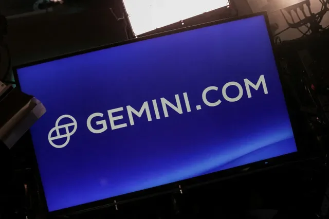 ẢNH HỒ SƠ: Màn hình hiển thị bảng hiệu Gemini trong buổi IPO của công ty tại Nasdaq MarketSite ở Thành phố New York, Hoa Kỳ, ngày 12 tháng 9 năm 2025. REUTERS/Jeenah Moon/Ảnh Hồ sơ