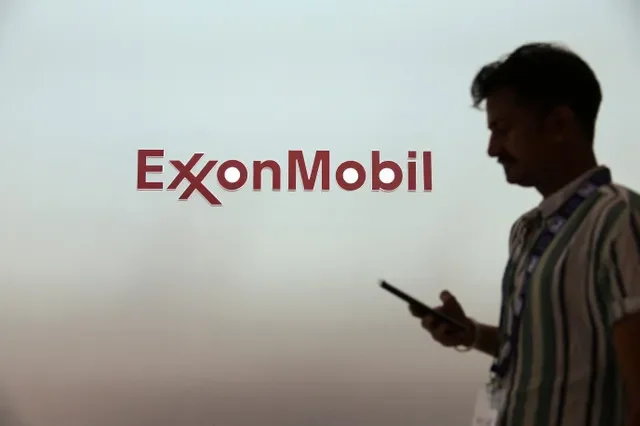 ภาพประกอบ: ชายคนหนึ่งเดินผ่านโลโก้ของ ExxonMobil ระหว่างงานอุตสาหกรรมพลังงานประจำปี Abu Dhabi International Petroleum Exhibition and Conference (ADIPEC) ในอาบูดาบี สหรัฐอาหรับเอมิเรตส์ เมื่อวันที่ 3 พฤศจิกายน 2025 REUTERS/Amr Alfiky/File Photo