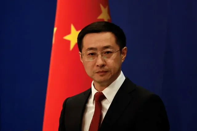 FOTO DE ARCHIVO: El portavoz del Ministerio de Asuntos Exteriores de China, Lin Jian, asiste a una rueda de prensa en Pekín, China, el 10 de abril de 2025. REUTERS/Tingshu Wang/Archivo