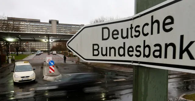 FOTO DE ARQUIVO: Uma placa é vista do lado de fora da sede do banco central da Alemanha, Deutsche Bundesbank, em Frankfurt, 4 de fevereiro de 2013. REUTERS/Kai Pfaffenbach/Foto de Arquivo