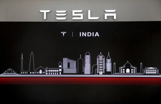 FOTO DE ARQUIVO: Logotipo da Tesla no centro recém-lançado da empresa em Gurugram, Índia, 26 de novembro de 2025. REUTERS/Bhawika Chhabra/Foto de Arquivo