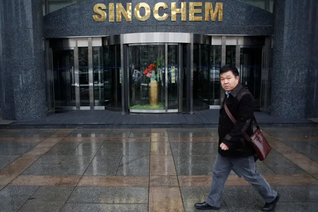Một người đàn ông đi ngang qua tòa nhà văn phòng của Sinochem tại Bắc Kinh, Trung Quốc vào ngày 21 tháng 2 năm 2017. REUTERS/Damir Sagolj