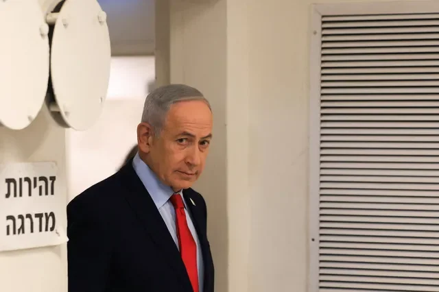O Primeiro-Ministro israelense Benjamin Netanyahu participa de uma entrevista coletiva, em meio ao conflito entre EUA-Israel e o Irã, em Jerusalém, 19 de março de 2026. REUTERS/Ronen Zvulun/Pool